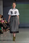 Pokaz M-Couture — Riga Fashion Week AW14/15 (ubrania i obraz: bluzka z krótkim rękawem biała, spódnica midi szara)