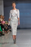Desfile de M-Couture — Riga Fashion Week AW14/15 (looks: vestido midi blanco)