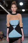 Modenschau von M-Couture — Riga Fashion Week AW14/15 (Looks: bunter Pullover)