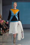 Показ M-Couture — Riga Fashion Week AW14/15 (наряды и образы: разноцветный джемпер, белая юбка, белая горжетка)