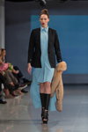 Modenschau von M-Couture — Riga Fashion Week AW14/15 (Looks: himmelblaues Hemdblusenkleid, schwarzer Blazer)