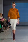 Modenschau von M-Couture — Riga Fashion Week AW14/15 (Looks: weißer Rock, Burgunder farbene Stiefel, roter Blazer)