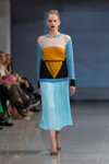 Pokaz M-Couture — Riga Fashion Week AW14/15 (ubrania i obraz: pulower wielokolorowy, spódnica midi błękitna, półbuty szare)