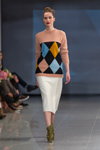 Modenschau von M-Couture — Riga Fashion Week AW14/15 (Looks: bunter Pullover mit Rautenmuster, weißer Midi Rock)