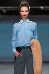 Modenschau von M-Couture — Riga Fashion Week AW14/15 (Looks: himmelblaue Bluse, graue Hose, )