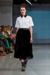 Pokaz M-Couture — Riga Fashion Week AW14/15 (ubrania i obraz: bluzka z krótkim rękawem biała, spódnica midi czarna)