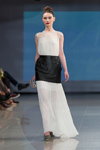 Modenschau von M-Couture — Riga Fashion Week AW14/15 (Looks: schwarz-weißes Abendkleid, graue Pumps)