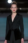 Desfile de M-Couture — Riga Fashion Week AW14/15 (looks: traje de pantalón negro)