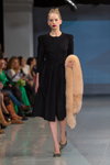 Показ M-Couture — Riga Fashion Week AW14/15 (наряди й образи: чорна сукня, персикова горжетка, сірі туфлі)