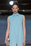 Modenschau von M-Couture — Riga Fashion Week AW14/15 (Looks: himmelblaues Hemdblusenkleid)