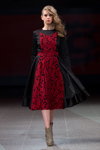Pokaz Narciss — Riga Fashion Week AW14/15 (ubrania i obraz: sukienka czerwono-czarna, botki w kolorze kawa z mlekiem)