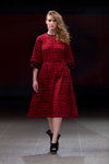 Показ Narciss — Riga Fashion Week AW14/15 (наряды и образы: красное клетчатое платье, чёрные туфли)