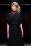 Показ Narciss — Riga Fashion Week AW14/15 (наряды и образы: чёрное платье-рубашка, блонд (цвет волос))