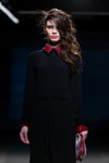 Desfile de Narciss — Riga Fashion Week AW14/15 (looks: vestido negro)