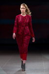 Desfile de Narciss — Riga Fashion Week AW14/15 (looks: traje de pantalón de color rojo frambuesa)
