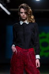 Desfile de Narciss — Riga Fashion Week AW14/15 (looks: pantalón rojo, blusa negra)