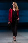 Показ Narciss — Riga Fashion Week AW14/15 (наряды и образы: чёрный комбинезон, красный жакет, чёрный клатч, чёрные туфли)