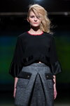Показ Narciss — Riga Fashion Week AW14/15 (наряды и образы: блонд (цвет волос), чёрный топ, серая юбка мини)