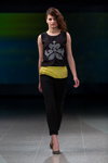Modenschau von Narciss — Riga Fashion Week AW14/15 (Looks: schwarzes Top, schwarze Hose, graue Pumps)