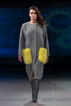 Modenschau von Narciss — Riga Fashion Week AW14/15 (Looks: grauer Mantel, graue Stiefel)