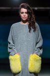 Показ Narciss — Riga Fashion Week AW14/15 (наряды и образы: серое пальто)