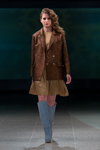 Modenschau von Narciss — Riga Fashion Week AW14/15 (Looks: bronzener Blazer, hautfarbenes Kleid, himmelblaue Stiefel)