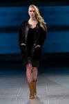 Modenschau von Narciss — Riga Fashion Week AW14/15 (Looks: schwarzer Mantel, schwarzes Kleid)