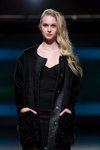 Modenschau von Narciss — Riga Fashion Week AW14/15 (Looks: schwarzer Mantel)