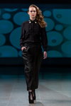 Desfile de Narciss — Riga Fashion Week AW14/15 (looks: blusa negra, pantalón negro)