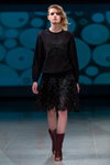 Desfile de Narciss — Riga Fashion Week AW14/15 (looks: jersey negro, falda negra, botas burdeos)