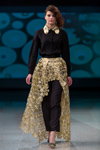 Modenschau von Narciss — Riga Fashion Week AW14/15 (Looks: schwarze Bluse, schwarze Hose, goldener Rock, graue Pumps)