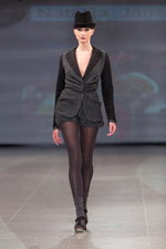 Modenschau von Natālija Jansone — Riga Fashion Week AW14/15 (Looks: schwarzer Hut, grauer Damen Anzug (Blazer, Shorts), schwarze Strumpfhose, graue Socken, schwarze Sandaletten)