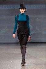 Modenschau von Natālija Jansone — Riga Fashion Week AW14/15 (Looks: schwarzer Hut, graue Strumpfhose)
