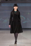Показ Natālija Jansone — Riga Fashion Week AW14/15 (наряди й образи: чорна капелюх, чорне пальто, сірі колготки, сірі шкарпетки, чорні босоніжки)