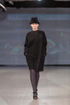 Показ Natālija Jansone — Riga Fashion Week AW14/15 (наряди й образи: чорна капелюх, коричневе пальто, сірі колготки, сірі шкарпетки)