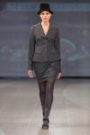 Modenschau von Natālija Jansone — Riga Fashion Week AW14/15 (Looks: schwarzer Hut, graue Strumpfhose, grauer Damen Anzug (Blazer, Rock))