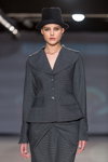 Modenschau von Natālija Jansone — Riga Fashion Week AW14/15 (Looks: schwarzer Hut, grauer Damen Anzug (Blazer, Rock))