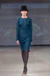 Modenschau von Natālija Jansone — Riga Fashion Week AW14/15 (Looks: schwarzer Hut, aquamarines Kleid, graue Socken, graue Strumpfhose)