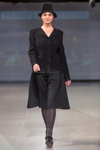 Показ Natālija Jansone — Riga Fashion Week AW14/15 (наряди й образи: чорна капелюх, сірі колготки, чорний жакет, чорна спідниця, сірі шкарпетки, чорні босоніжки)