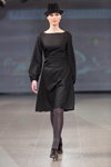Показ Natālija Jansone — Riga Fashion Week AW14/15 (наряды и образы: чёрная шляпа, серые колготки, чёрное платье, серые носки, чёрные босоножки)