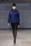 Паказ Natālija Jansone — Riga Fashion Week AW14/15 (нарады і вобразы: чорная шляпа, шэрыя калготкі, сіні жакет, шэрыя шкарпэткі, чорныя басаножкі)