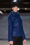 Modenschau von Natālija Jansone — Riga Fashion Week AW14/15 (Looks: schwarzer Hut, blauer Blazer)