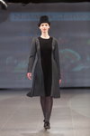 Показ Natālija Jansone — Riga Fashion Week AW14/15 (наряды и образы: чёрная шляпа, серые колготки, серое платье, серые носки, чёрные босоножки)