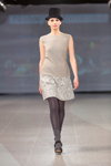 Modenschau von Natālija Jansone — Riga Fashion Week AW14/15 (Looks: schwarzer Hut, graue Strumpfhose, graues Kleid, graue Socken, schwarze Sandaletten)