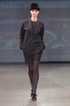 Modenschau von Natālija Jansone — Riga Fashion Week AW14/15 (Looks: schwarzer Hut, graue Strumpfhose, graues Kleid, schwarze Sandaletten, graue Socken)