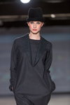 Показ Natālija Jansone — Riga Fashion Week AW14/15 (наряды и образы: чёрная шляпа, серое платье)