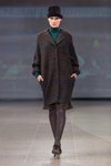 Modenschau von Natālija Jansone — Riga Fashion Week AW14/15 (Looks: schwarzer Hut, graue Strumpfhose, brauner Mantel, graue Socken, schwarze Sandaletten)