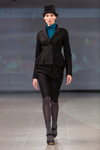 Показ Natālija Jansone — Riga Fashion Week AW14/15 (наряды и образы: чёрная шляпа, серые колготки, голубая водолазка, серые носки, чёрные босоножки, чёрный женский костюм (жакет, юбка))