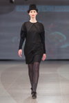 Modenschau von Natālija Jansone — Riga Fashion Week AW14/15 (Looks: schwarzer Hut, graue Strumpfhose, schwarzes Kleid, graue Socken, schwarze Sandaletten)