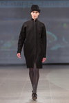 Modenschau von Natālija Jansone — Riga Fashion Week AW14/15 (Looks: schwarzer Hut, schwarzer Mantel, graue Strumpfhose, graue Socken, schwarze Sandaletten)